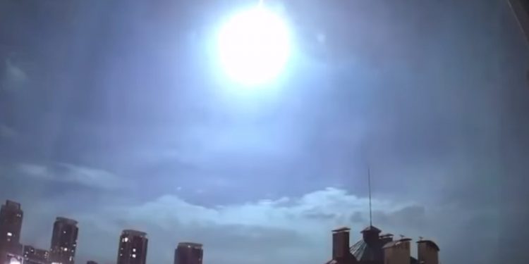 Wybuch nad Kijowem. To obiekt z kosmosu! [WIDEO]