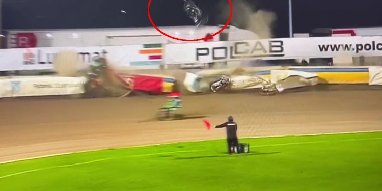 Groźny wypadek żużlowców! Motocykl poszybował za tor [WIDEO]