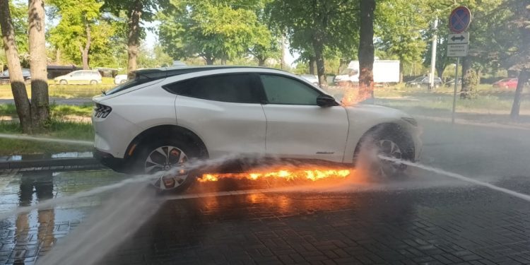 Elektryczny ford mustang spłonął na stacji. Jest nagranie [WIDEO]