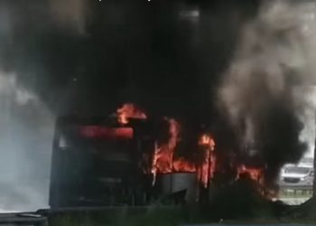 Autokar z dziećmi stanął w płomieniach! Jechali na wycieczkę [WIDEO]