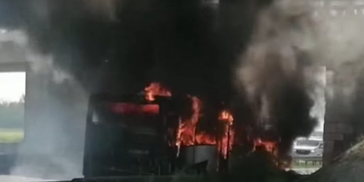 Autokar z dziećmi stanął w płomieniach! Jechali na wycieczkę [WIDEO]