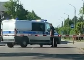 Radiowóz utknął za szlabanem na przejeździe. Policjant ukarany [WIDEO]