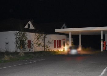 Włamali się do opuszczonej stacji paliw i ukradli… przeterminowane chipsy