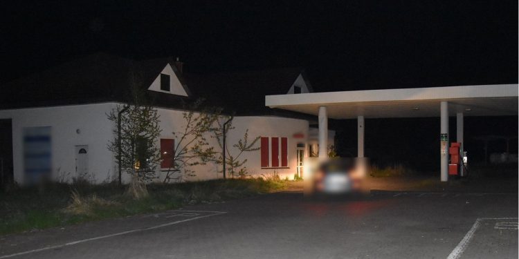 Włamali się do opuszczonej stacji paliw i ukradli… przeterminowane chipsy