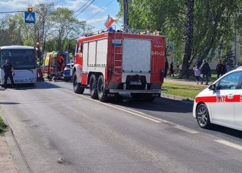 Autobus potrącił matkę z dziećmi na pasach! 6-latka nie żyje