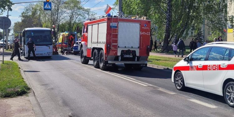 Autobus potrącił matkę z dziećmi na pasach! 6-latka nie żyje