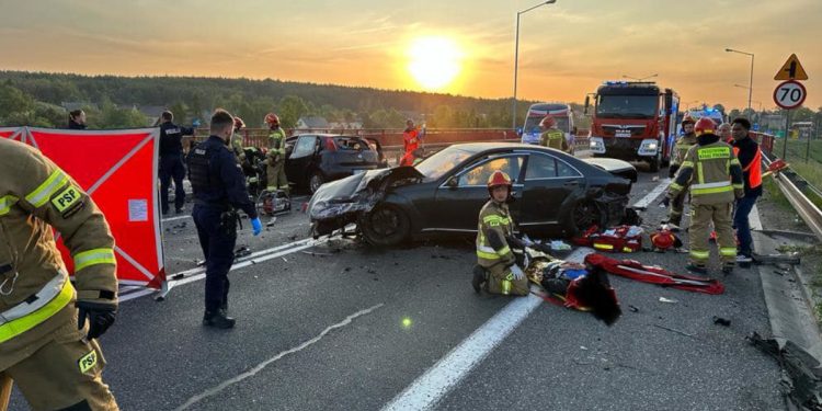 Koszmar nad drodze. Pięć osób nie żyje. Rodzina wracała z wesela