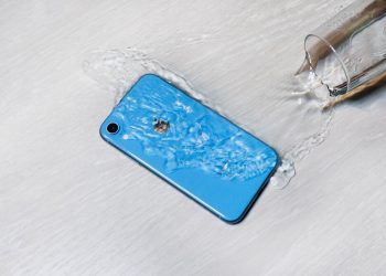 Zalany smartfon: jakie kroki podjąć, aby go uratować?
