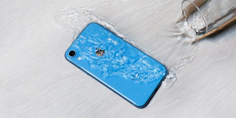 Zalany smartfon: jakie kroki podjąć, aby go uratować?