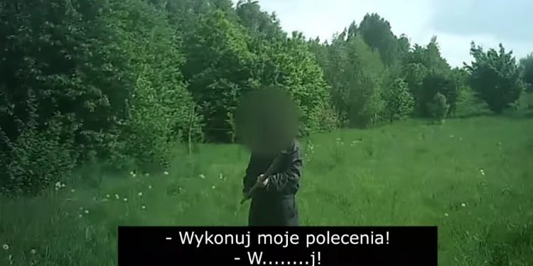 Zaatakował policjantów. Widłami zranił psa policyjnego [WIDEO]