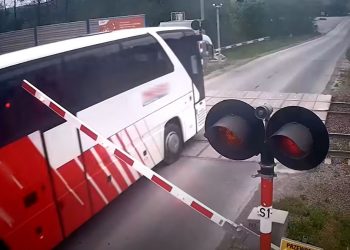 Autobus z dziećmi staranował szlaban i przejechał przez tory. Szokujące nagranie [WIDEO]