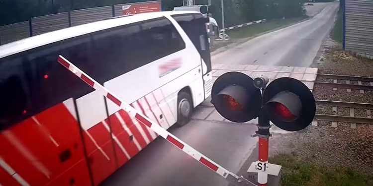 Autobus z dziećmi staranował szlaban i przejechał przez tory. Szokujące nagranie [WIDEO]