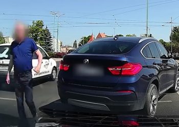Kierowca BMW zatrzymał ruch, bo… usłyszał klakson. Kuriozalne sceny na skrzyżowaniu [WIDEO]