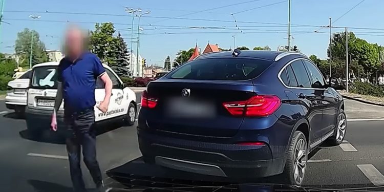 Kierowca BMW zatrzymał ruch, bo… usłyszał klakson. Kuriozalne sceny na skrzyżowaniu [WIDEO]