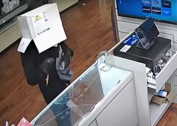 Napadł na sklep z pudełkiem na głowie, ale… nie pomyślał o jednym [WIDEO]
