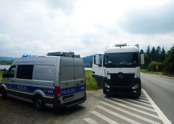 Kierowca TIR-a był tak pijany, że wypadł z pojazdu podczas kontroli policji