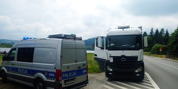 Kierowca TIR-a był tak pijany, że wypadł z pojazdu podczas kontroli policji