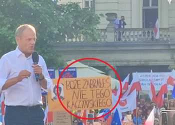 plakat transparent na wiecu w poznaniu