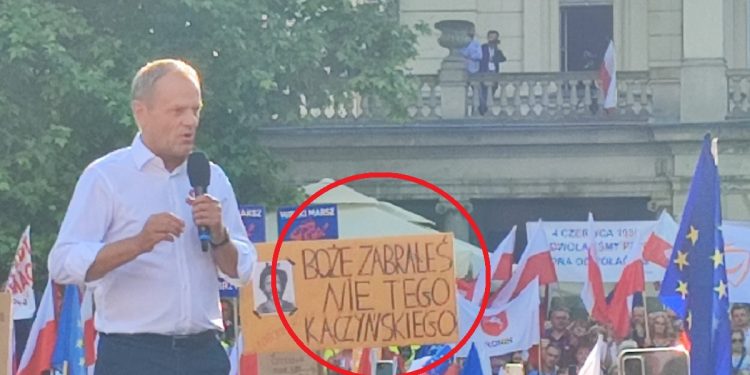 plakat transparent na wiecu w poznaniu