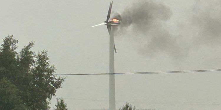 Płonął wiatrak w Świętokrzyskim. Strażacy nie mogli dojechać na miejsce