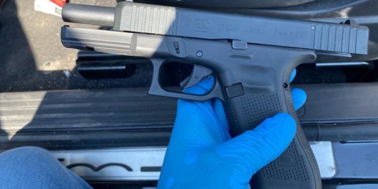 Strzelał z pistoletu jadąc samochodem po autostradzie. W końcu go złapali