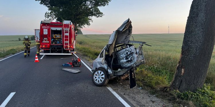 Samochód rozerwany na pół. Młody kierowca nie miał szans
