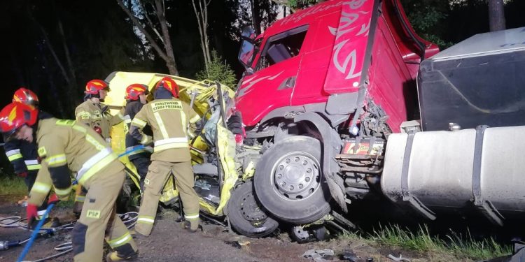 Koszmarny wypadek. Z samochodu niewiele zostało. Nie mieli szans na przeżycie