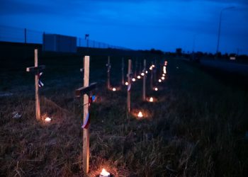 Młodzież Wszechpolska ustawiła 50 drewnianych Krzyży na przejściu granicznym w Medyce