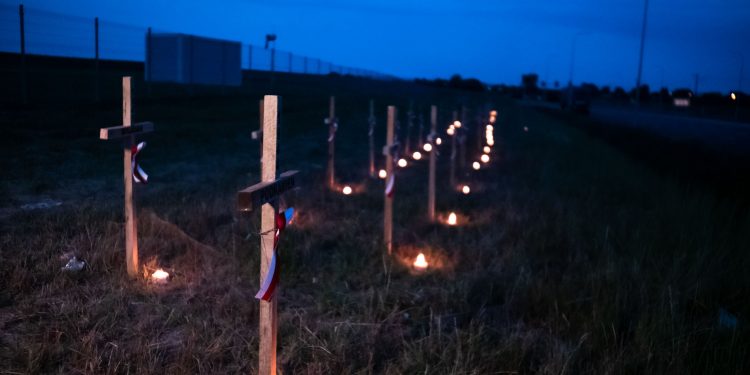 Młodzież Wszechpolska ustawiła 50 drewnianych Krzyży na przejściu granicznym w Medyce