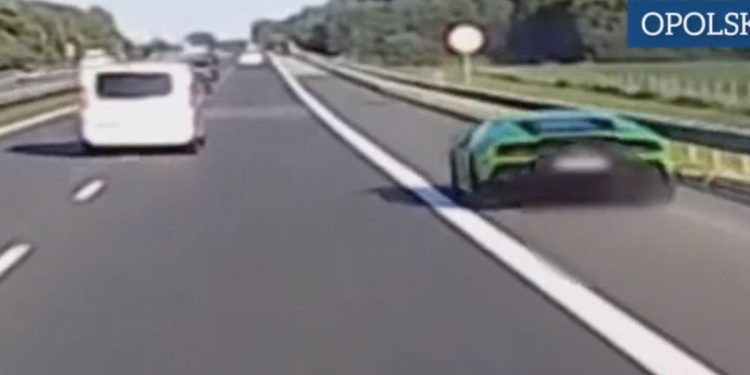 Kierowca lamborghini zapomniał, że A4 to nie tor? Wszystko nagrano [WIDEO]