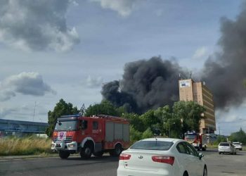 Wielki pożar hali z chemikaliami! Trująca chmura przedostała się do powietrza! Trwa ewakuacja