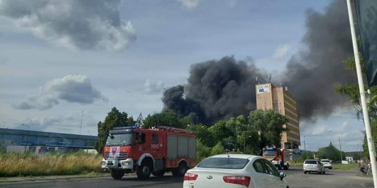 Wielki pożar hali z chemikaliami! Trująca chmura przedostała się do powietrza! Trwa ewakuacja