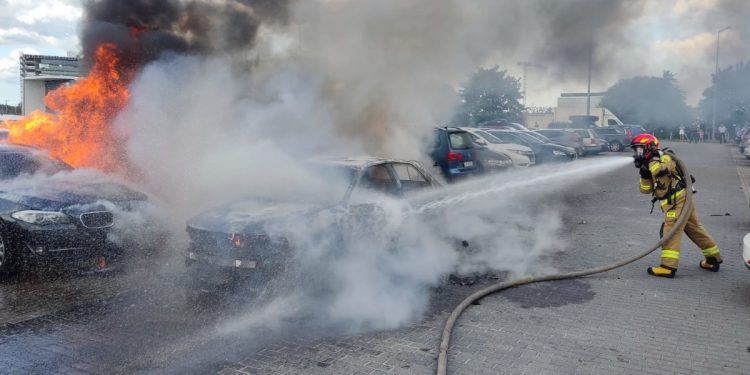 Wielki pożar przy lotnisku w Gdańsku! Płonęły samochody [FOTO]