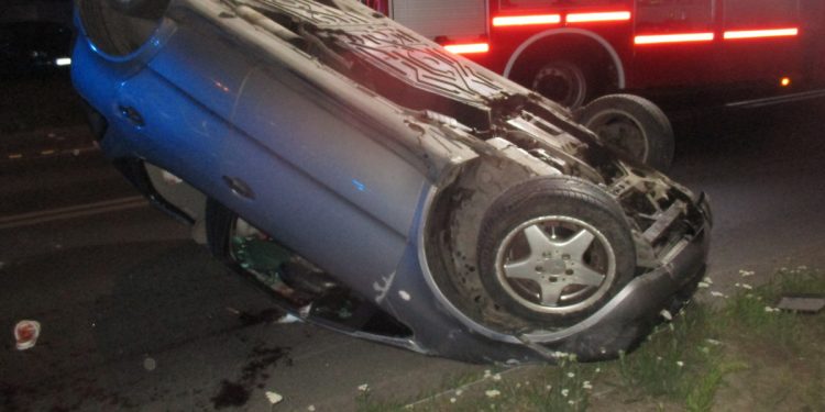 Auto przeleciało nad rondem. Kierująca straciła rękę