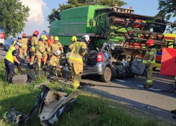 Samochód wjechał w kombajn. Kierowca bez szans