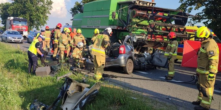 Samochód wjechał w kombajn. Kierowca bez szans