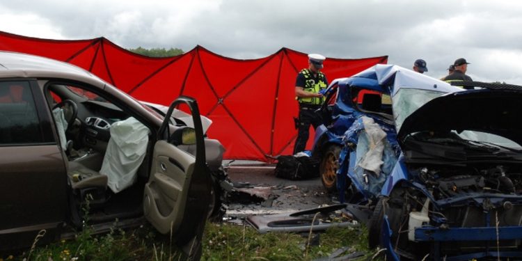 Koszmarny wypadek. Dwie osoby nie żyją. Ranne dzieci