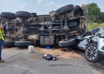 Tragiczny wypadek. Nie żyje Niemka. Osobówka zmieciona przez ciężarówkę z drewnem