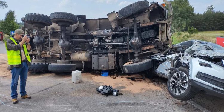 Tragiczny wypadek. Nie żyje Niemka. Osobówka zmieciona przez ciężarówkę z drewnem