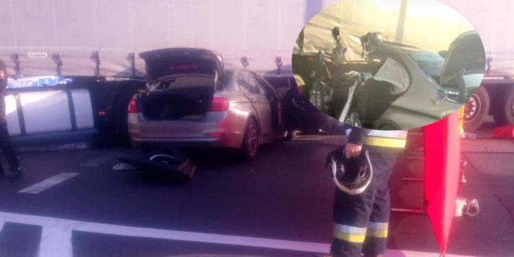 Nieoznakowany radiowóz zmiażdżony! Tyle zostało po uderzeniu w TIR-a