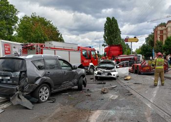 Karambol w Bydgoszczy. TIR staranował samochody [FOTO]