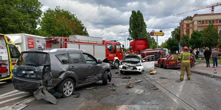Karambol w Bydgoszczy. TIR staranował samochody [FOTO]