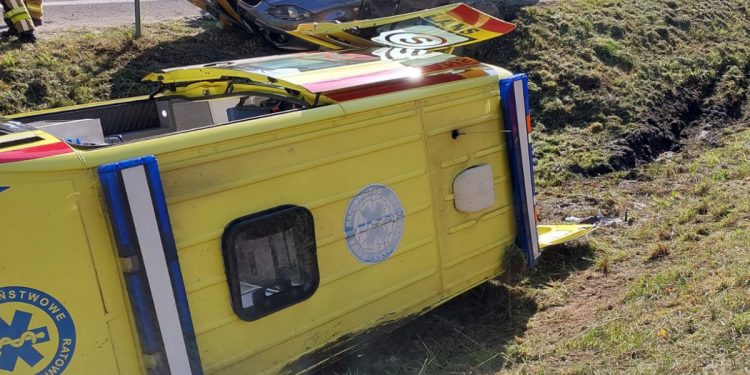 Karetka wiozła rannych z wypadku. Doszło do kolejnego zderzenia!