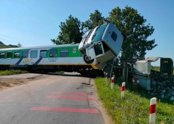 Pociąg uderzył w ciężarówkę! Wielu poszkodowanych[FOTO]