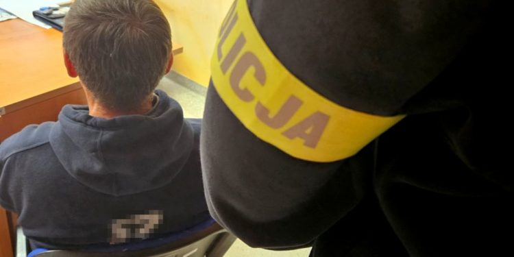 Poszukiwany miał dość ukrywania się. Po 10 latach sam zgłosił się na policję