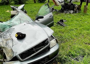 Koszmarny wypadek! Tyle zostało z auta [FOTO]