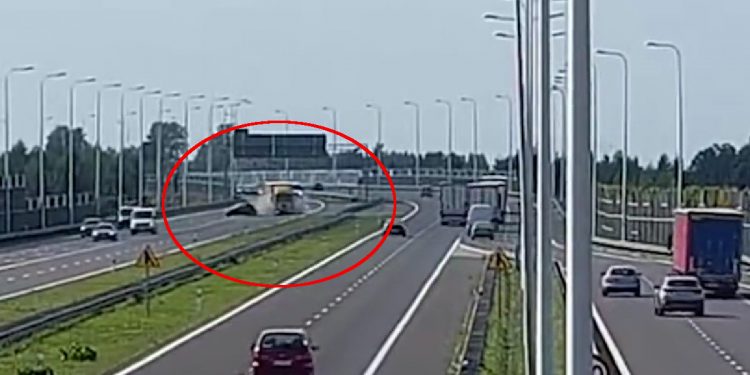 Ukraiński kierowca zatrzymał się na środku ekspresówki. TIR nie miał szans zahamować [WIDEO]