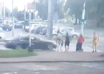 Na przejściu potrącił kobietę z dzieckiem! Wstrząsające nagranie [WIDEO]