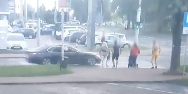 Na przejściu potrącił kobietę z dzieckiem! Wstrząsające nagranie [WIDEO]