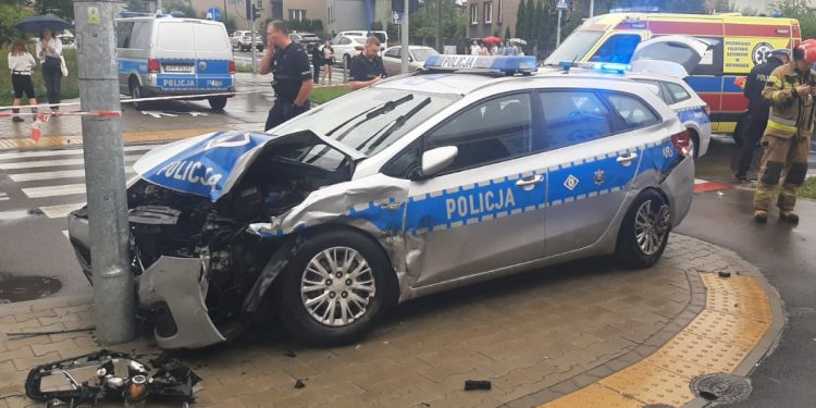 Radiowóz zderzył się z osobówką. Policjanci w szpitalu